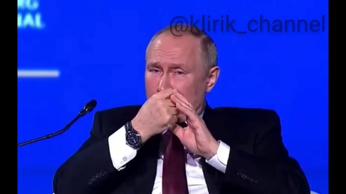 Putin was caught doing a strange thing / screenshot Putin was caught doing a strange thing / screenshot