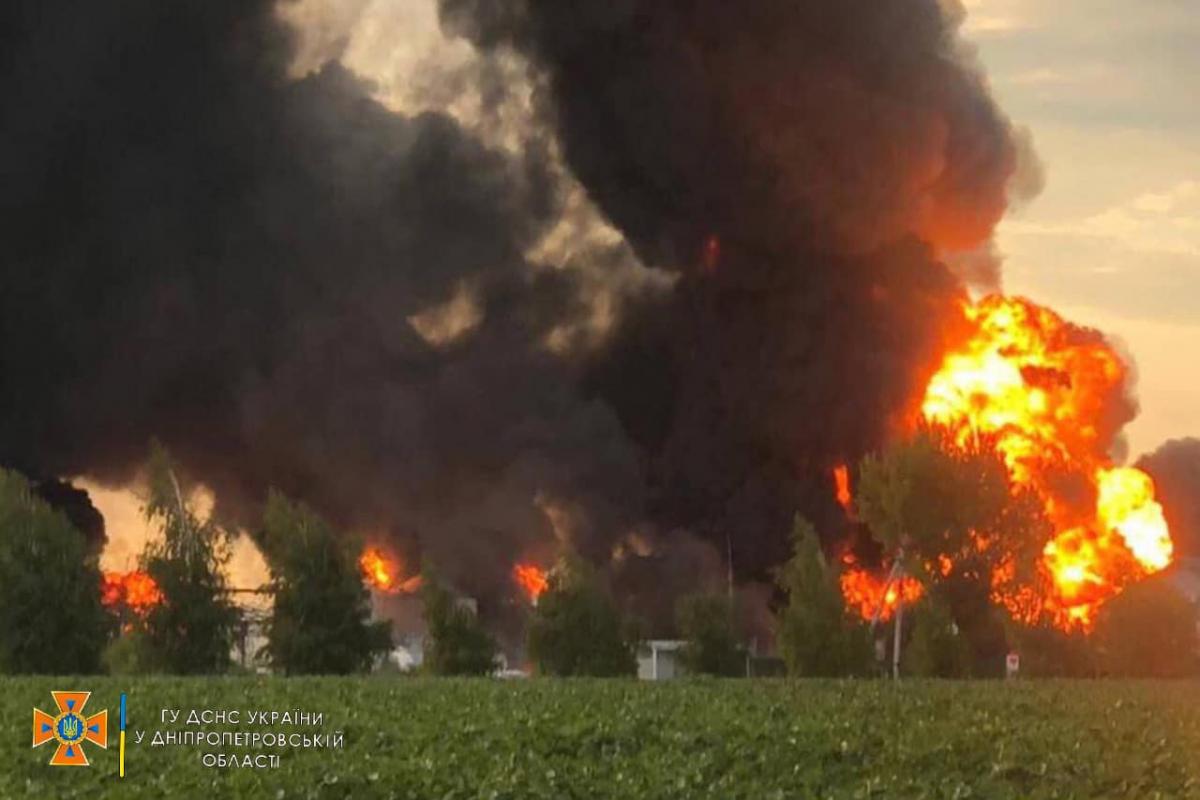 Возросло число жертв ракетного удара по нефтебазе на Днепропетровщине / фото ГСЧС Возросло число жертв ракетного удара по нефтебазе на Днепропетровщине / фото ГСЧС