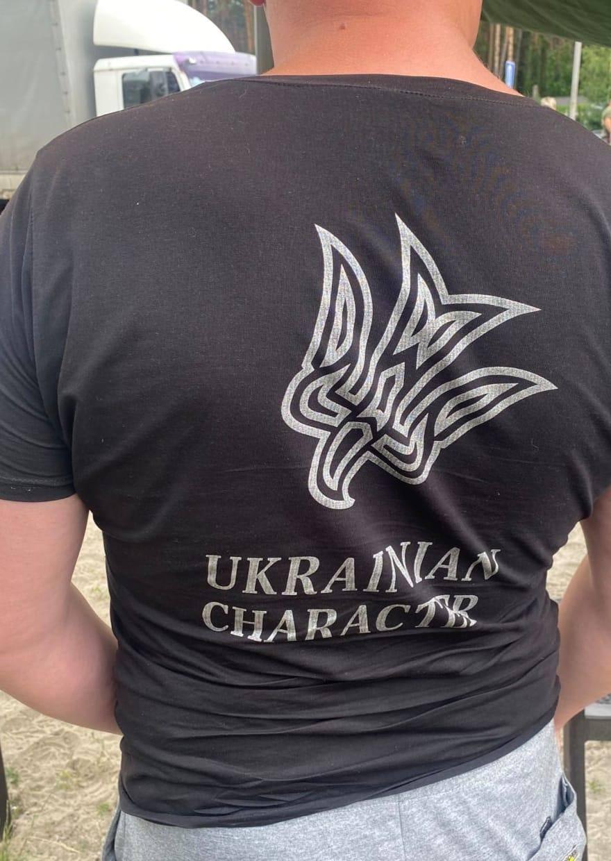 Для прикриття чоловік вдягнув футболку з українським гербом / фото ДПСУ