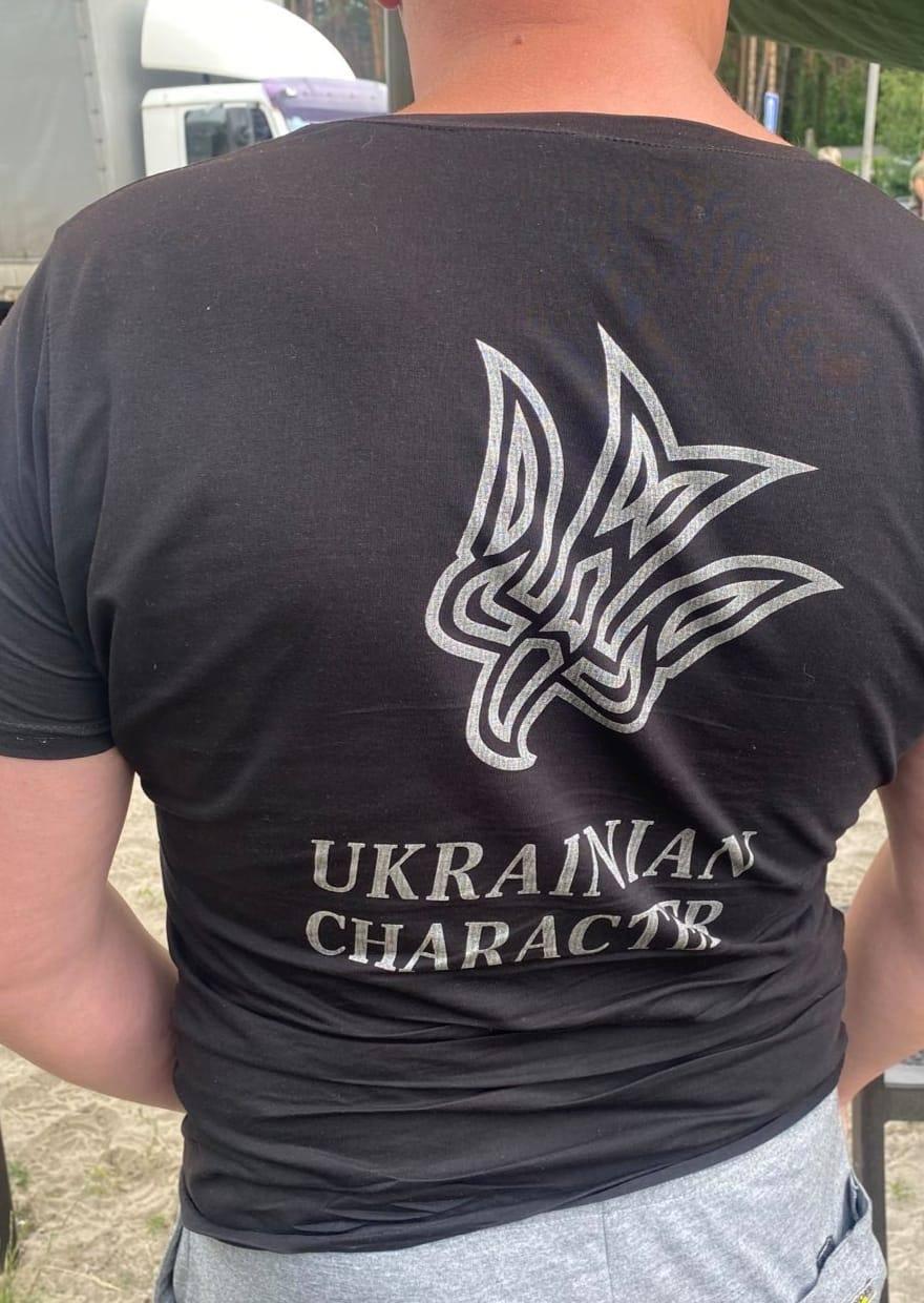 Для прикриття чоловік вдягнув футболку з українським гербом / фото ДПСУ Для прикриття чоловік вдягнув футболку з українським гербом / фото ДПСУ
