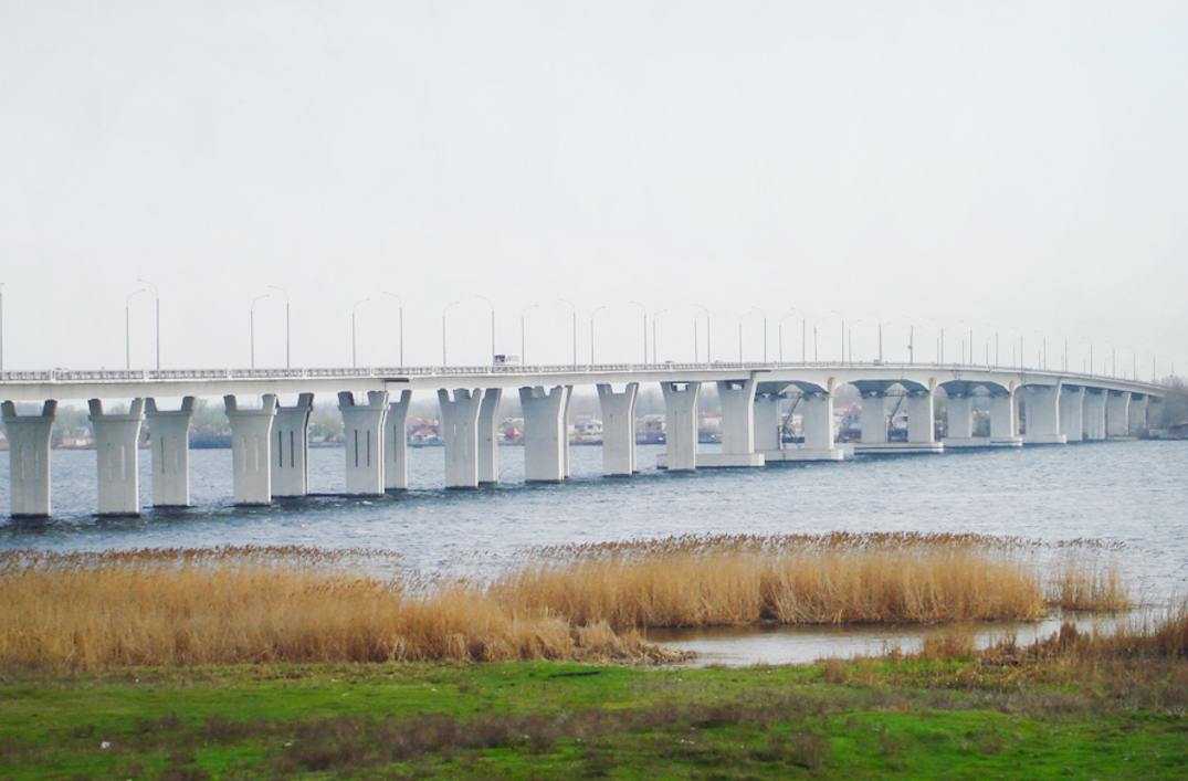 ЗСУ регулярно б'ють по Антонівському мосту / фото: "Вгору" ЗСУ регулярно б'ють по Антонівському мосту / фото: "Вгору"