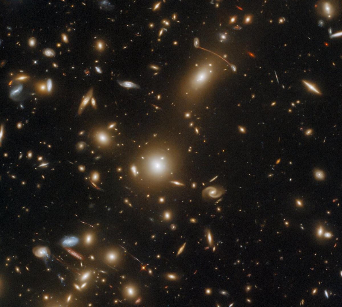 Масивне скупчення галактик Abell 1351 знаходиться в сузір’ї Великої Ведмедиці / фото ESA / Hubble & NASA, H. Ebeling