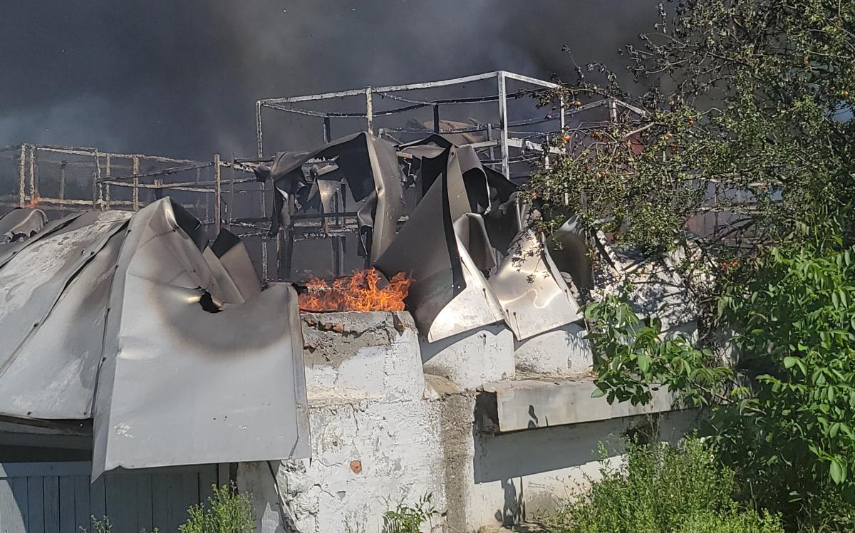 РФ выпустила по югу Украины 14 крылатых ракет, уничтожен продовольственный склад (фото) РФ выпустила по югу Украины 14 крылатых ракет, уничтожен продовольственный склад (фото)