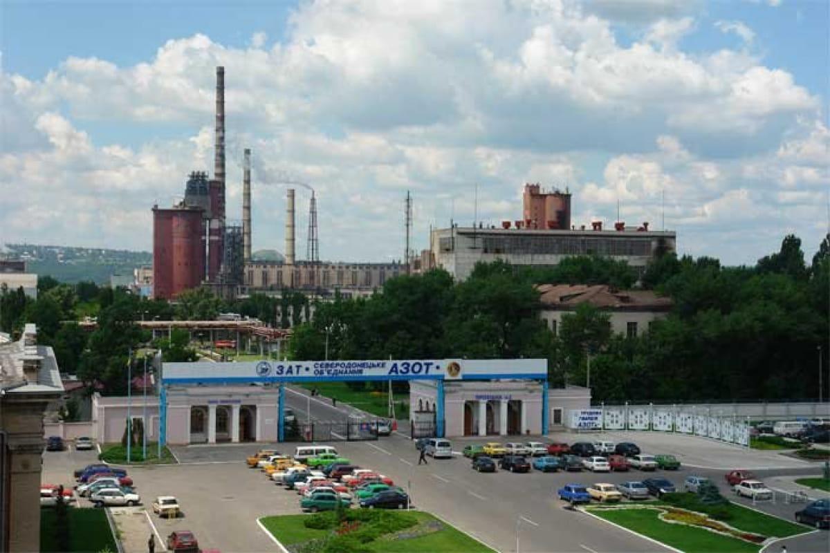 На території підприємства перебувають сотні цивільних / фото: "Сєвєродонецьке об'єднання "Азот" На території підприємства перебувають сотні цивільних / фото: "Сєвєродонецьке об'єднання "Азот"