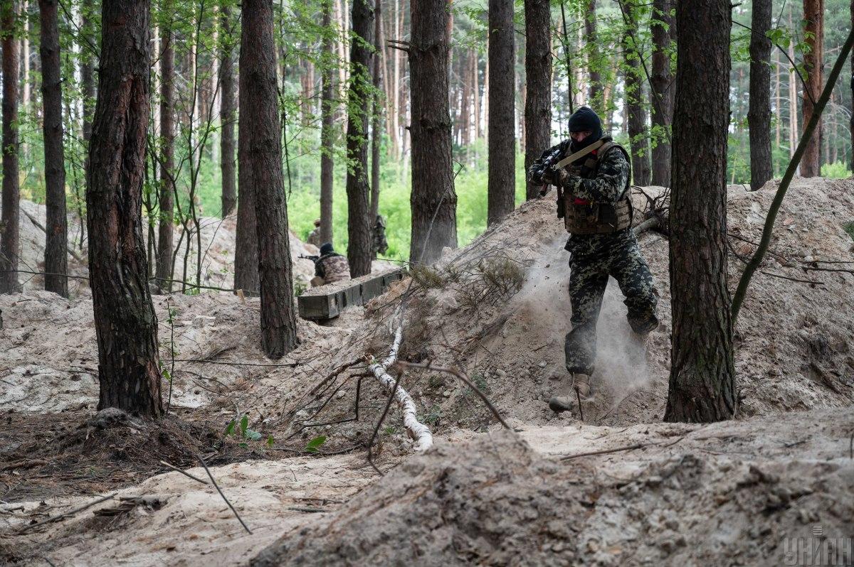 Знищити техніку ворога, заховану в капонір, допомагали місцеві мешканці, передаючи її координати  / фото УНІАН, В'ячеслав Ратинський