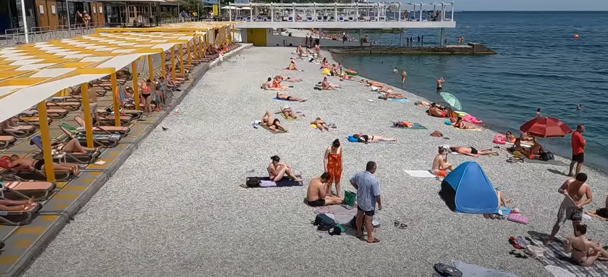 The beach in Yalta is half empty / Screenshot