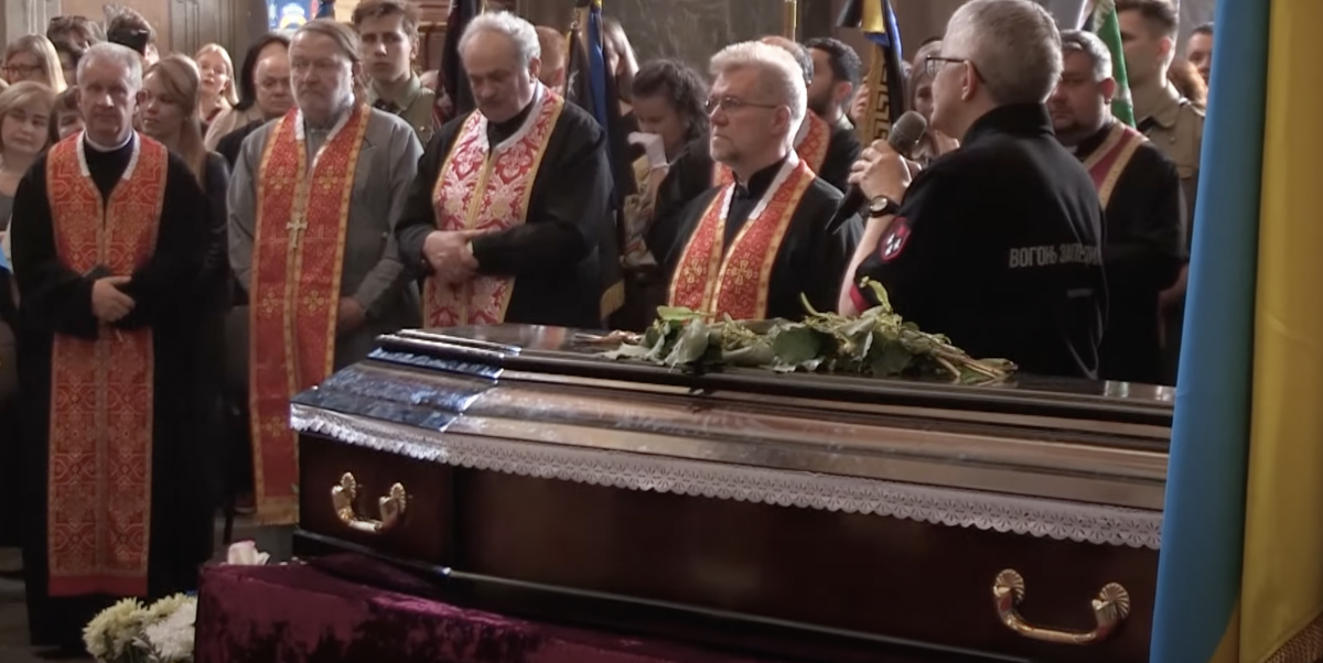 Мати востаннє заспівала для сина / Скріншот Мати востаннє заспівала для сина / Скріншот