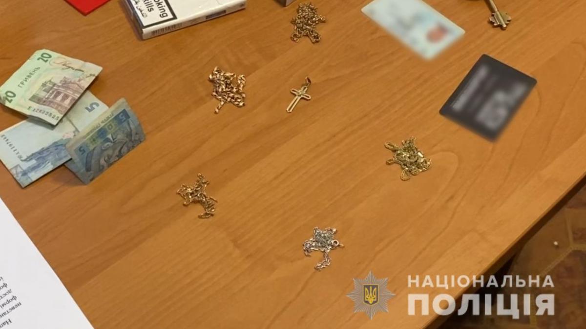 Мужчина грабил женщин, на которых были золотые цепочки / фото НПУ Мужчина грабил женщин, на которых были золотые цепочки / фото НПУ