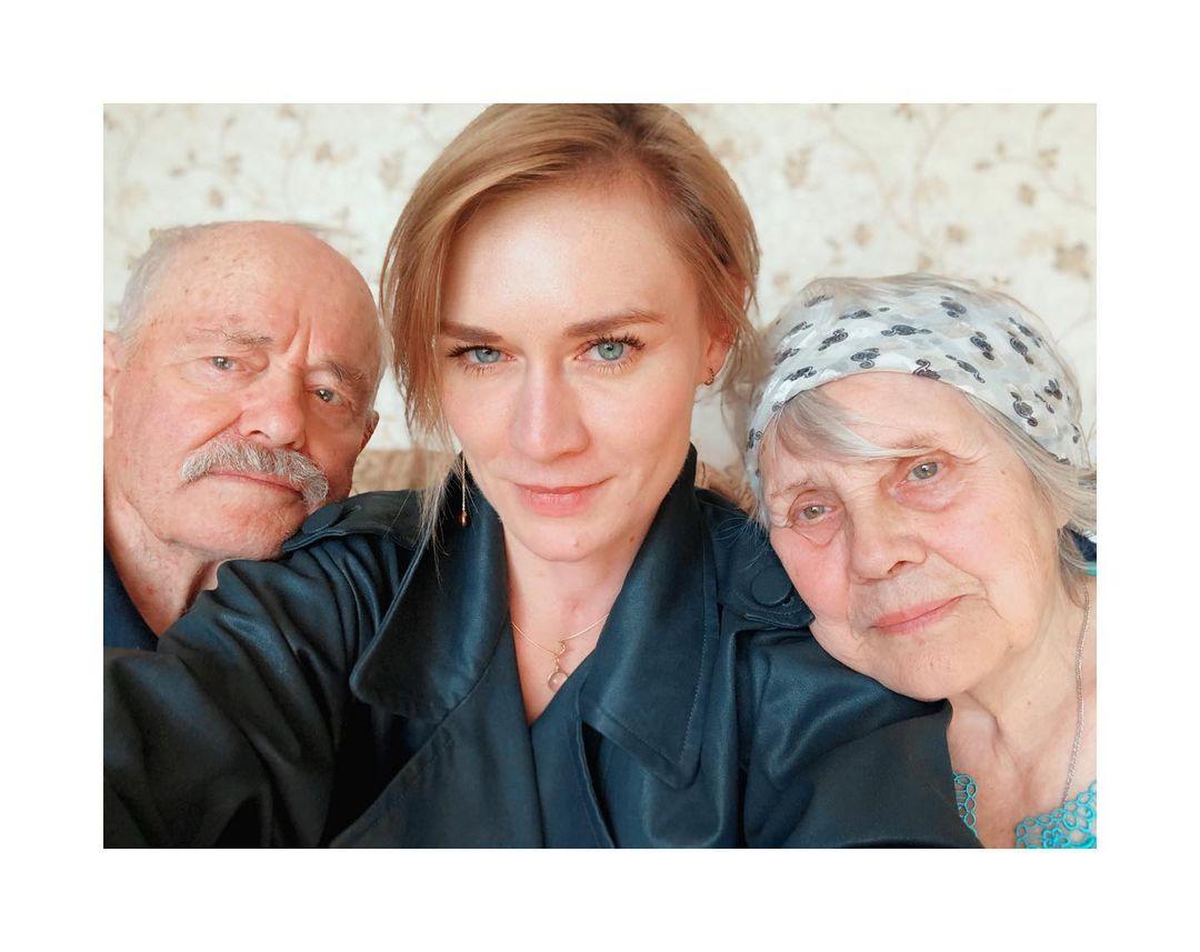Машкова з дідусем і бабусею в Росії / фото instagram.com/masha_mashkova_official/ Машкова з дідусем і бабусею в Росії / фото instagram.com/masha_mashkova_official/