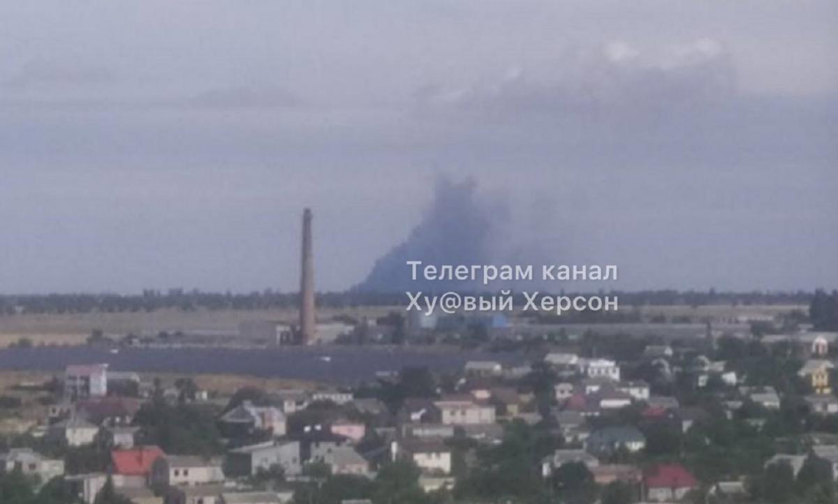 Дым от детонирующих боеприпасов видно даже в Херсоне / Скриншот Дым от детонирующих боеприпасов видно даже в Херсоне / Скриншот