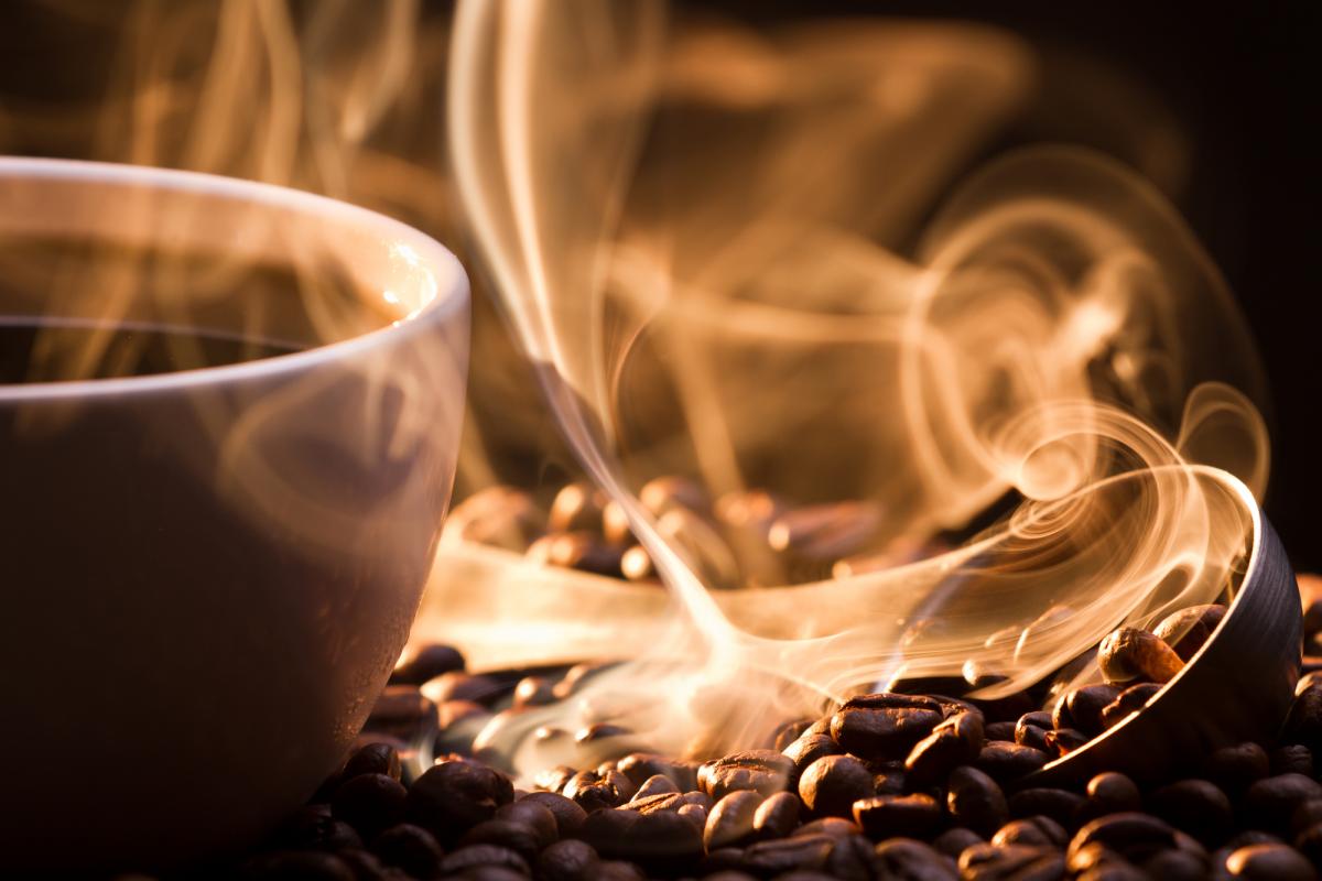 Найдовше аромат зберігається, якщо кава зберігається у вакуумній упаковці з багаторазовим замком / фото ua.depositphotos.com