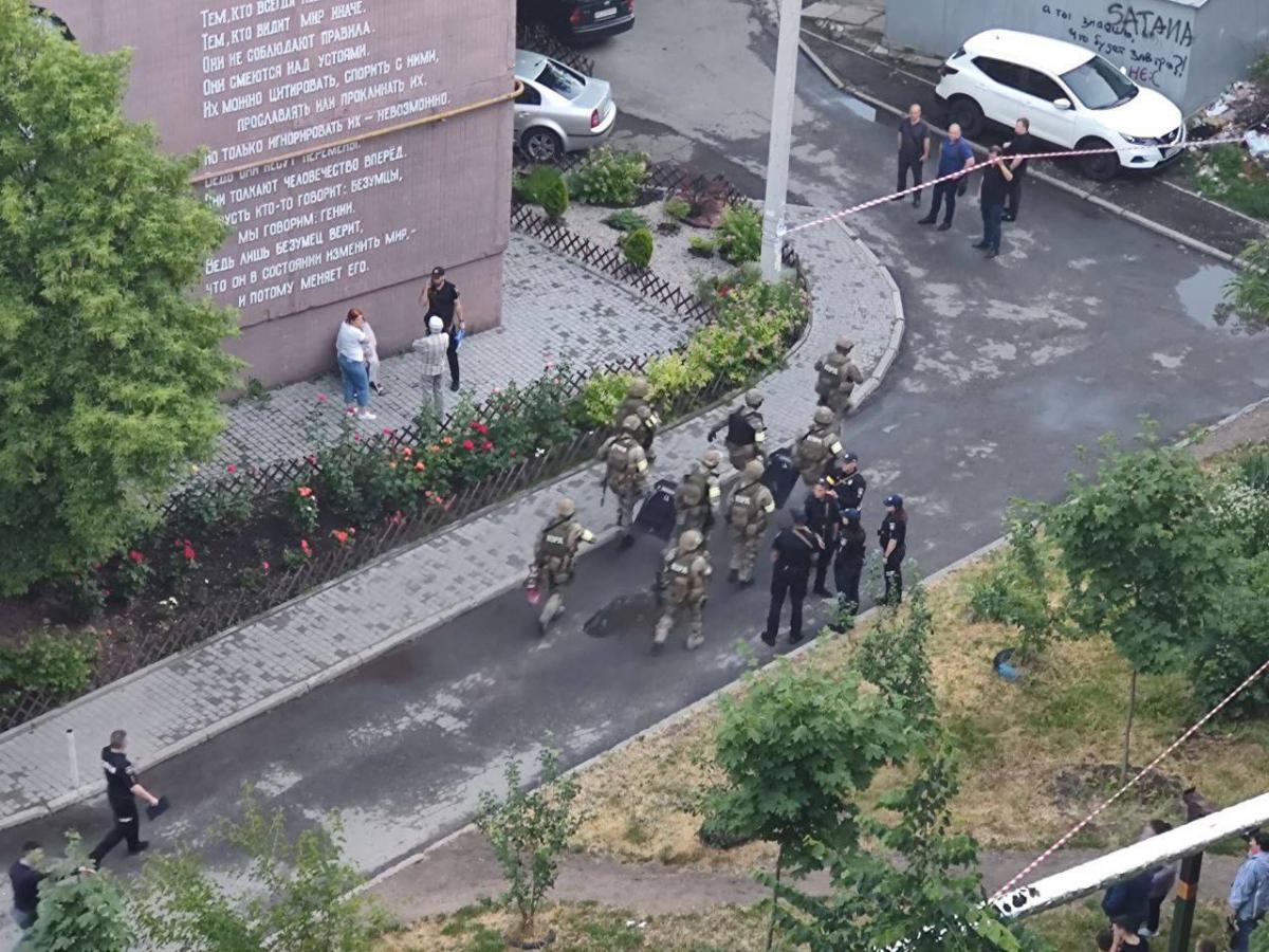 На місце НП прибув спецназ / фото: "Днепр оперативный" На місце НП прибув спецназ / фото: "Днепр оперативный"