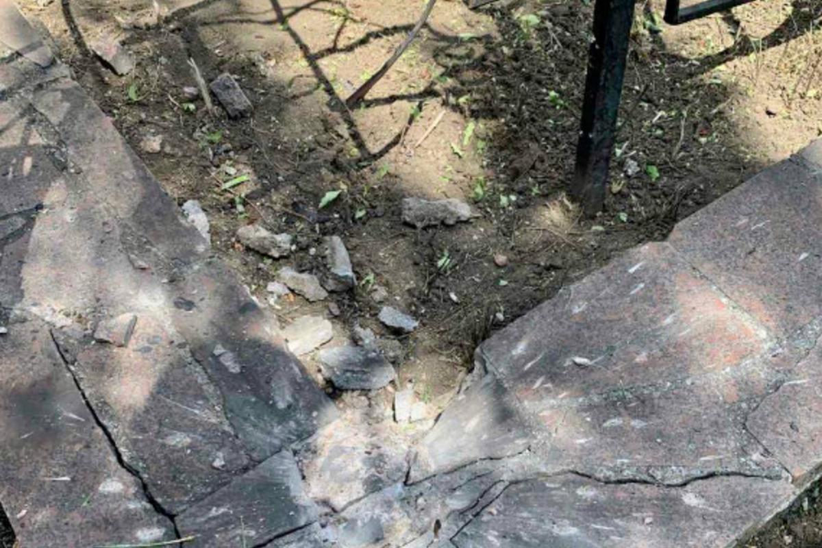 В Николаеве из-за вражеского обстрела повреждена могила советских солдат / фото t.me/senkevichonline