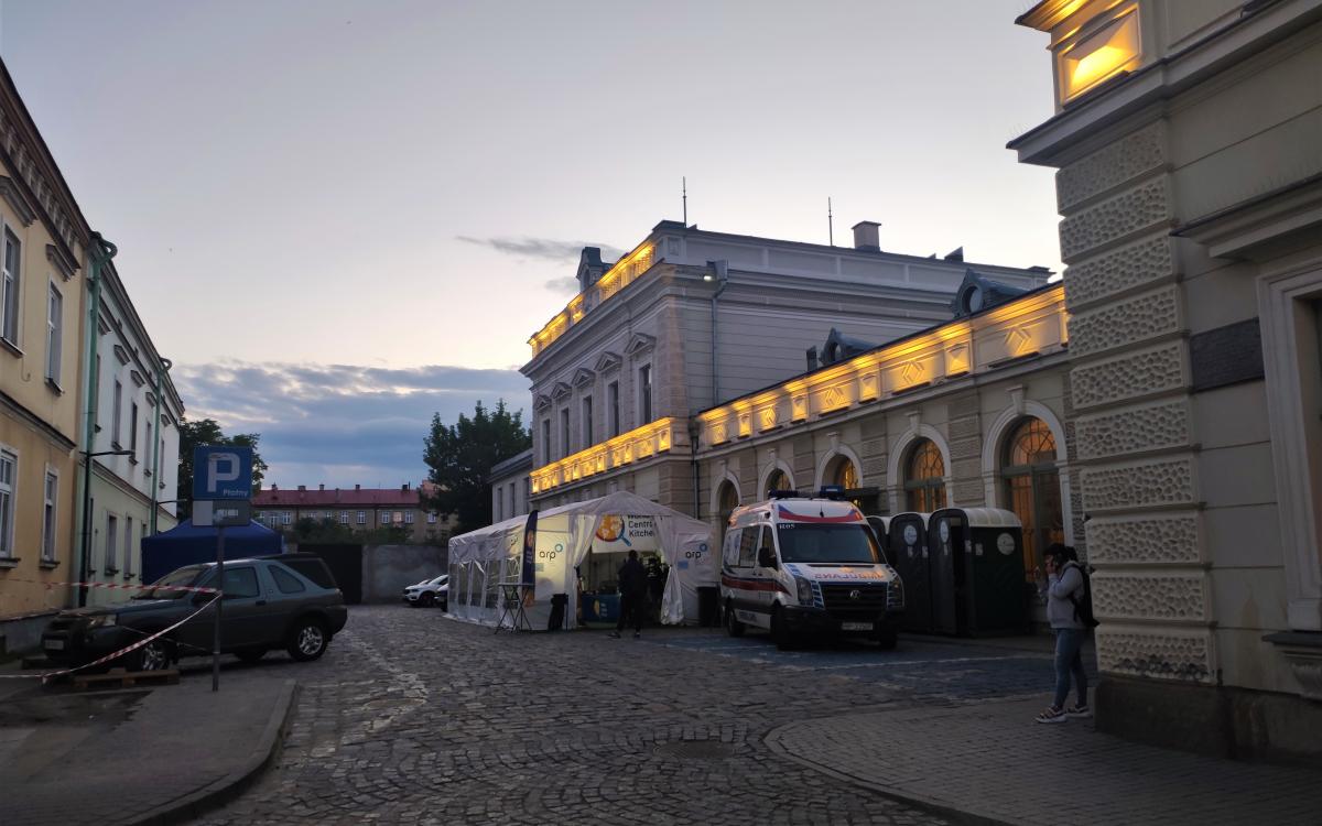 У Польщі на вокзалах часто працюють центри допомоги біженцям з України / фото Марина Григоренко (Перемишль, Польща)