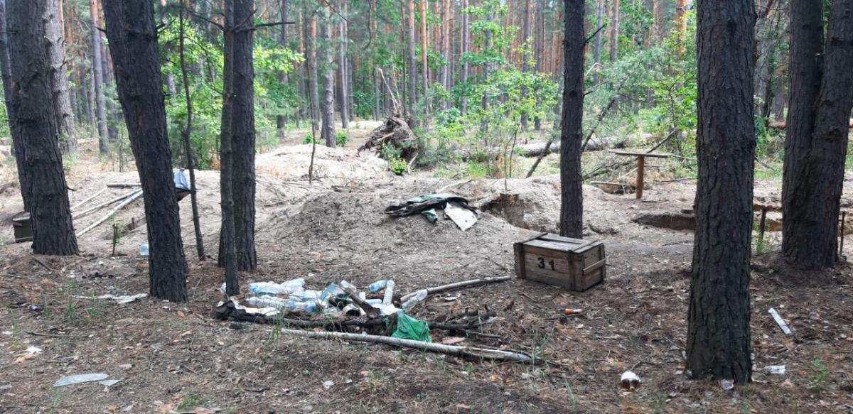 Дерев’яні ящики з під снарядів, пляшки від напоїв, сміття та різні ганчірки дратують очі / фото Ганна Бредіхіна Дерев’яні ящики з під снарядів, пляшки від напоїв, сміття та різні ганчірки дратують очі / фото Ганна Бредіхіна