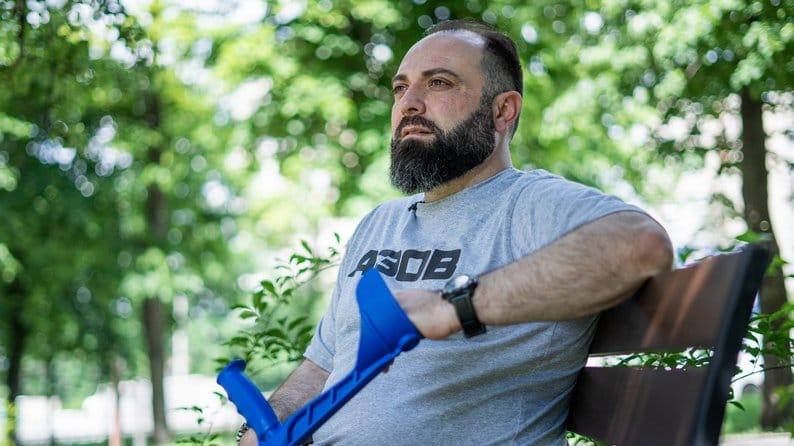 Георгій Купарашвілі — інструктор полку «Азов». Його оперували на території «Азовсталі» / фото Суспільне Георгій Купарашвілі — інструктор полку «Азов». Його оперували на території «Азовсталі» / фото Суспільне