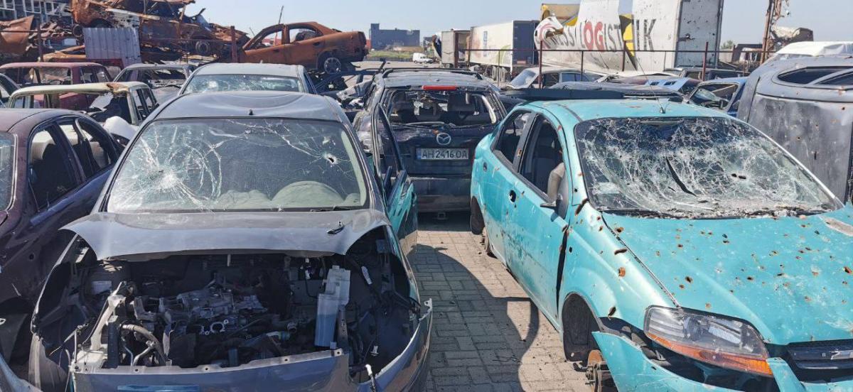 Оккупанты свезли десятки машин, которые потеряли мирные мариупольцы / фото: Мариупольский городской совет