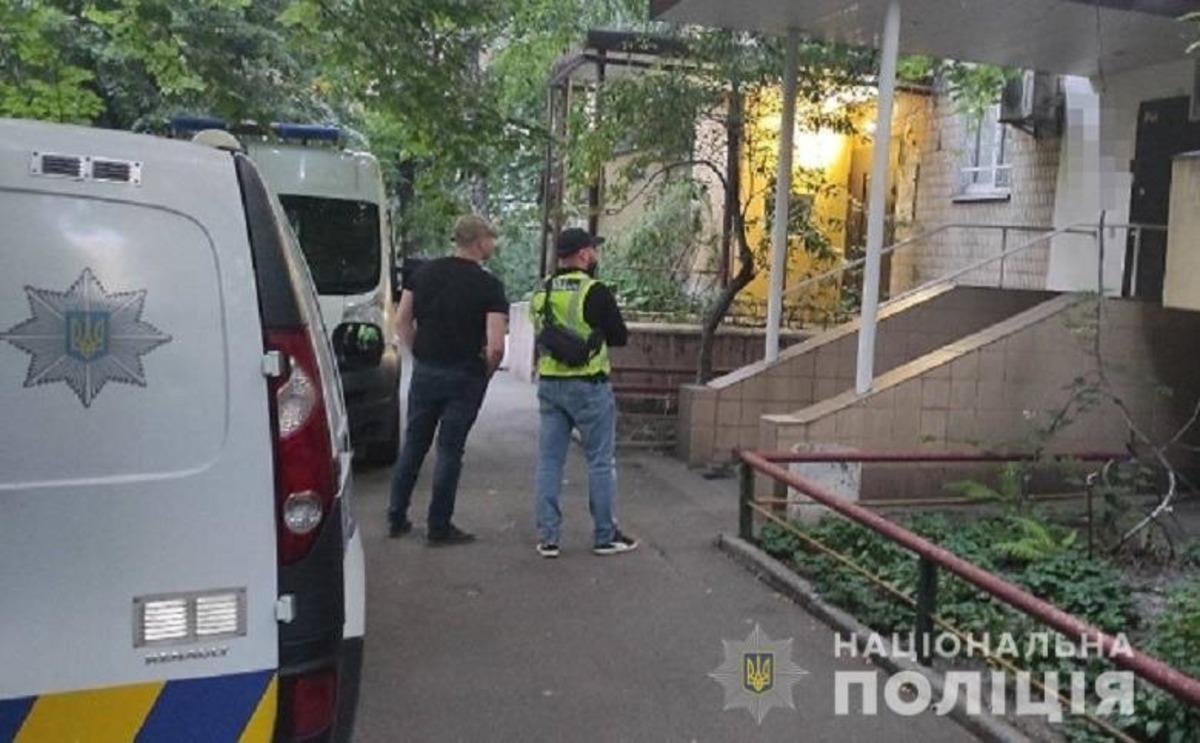 Тіло було виявлено у одній із квартир на бульварі Дружби народів / фото: Нацполіція Тіло було виявлено у одній із квартир на бульварі Дружби народів / фото: Нацполіція