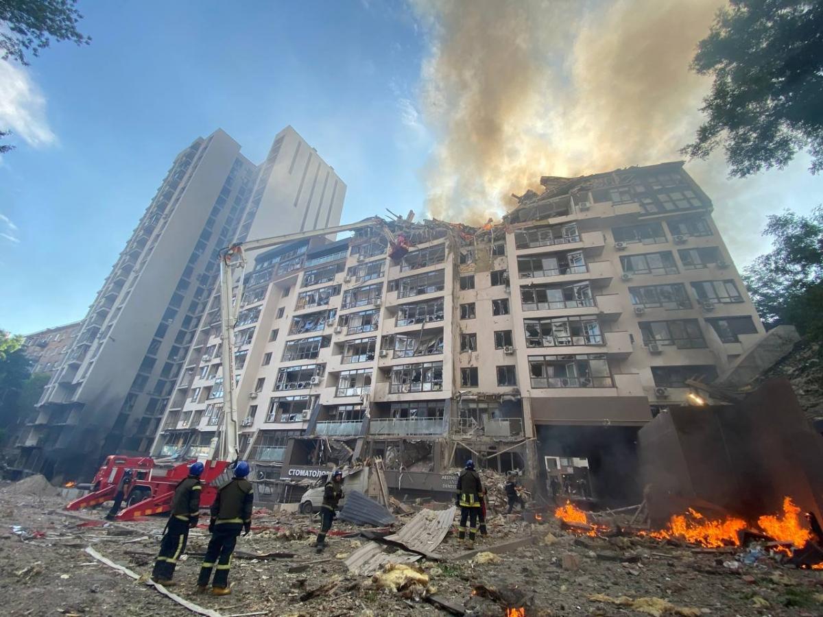 Ракетный удар по многоэтажке в Киеве: названо количество пострадавших / фото ГСЧС
