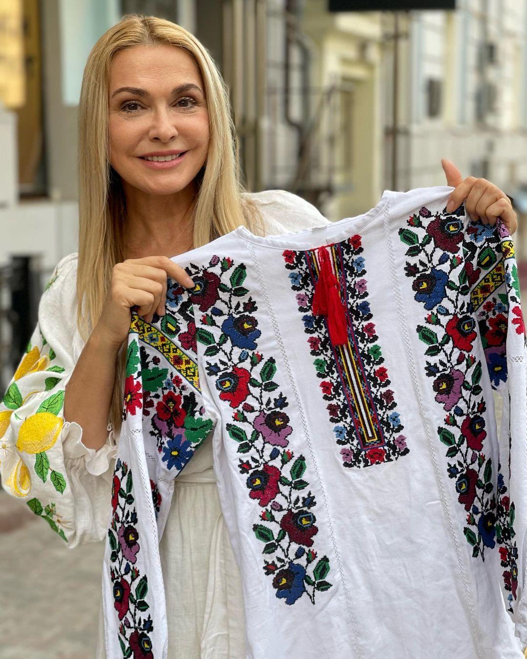 Сумская выставила на аукцион вышиванку / Фото - instagram.com Сумская выставила на аукцион вышиванку / Фото - instagram.com