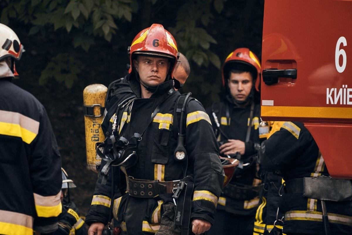 Очаги возгорания обстрелянной многоэтажки в Киеве ликвидированы / фото ГСЧС