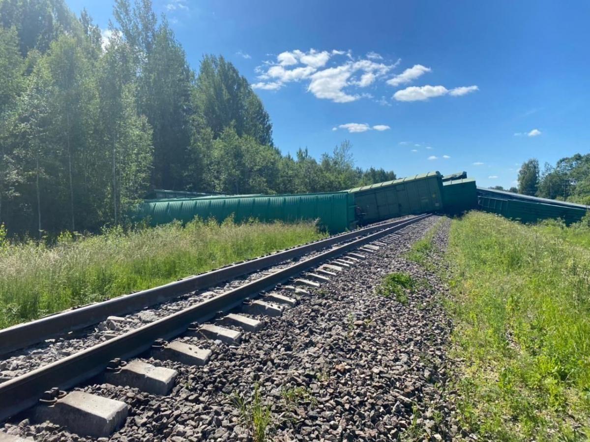 За опублікованих в мережі фото видно, що з рейок зійшла велика частина вагонів / t.me/guberniaband