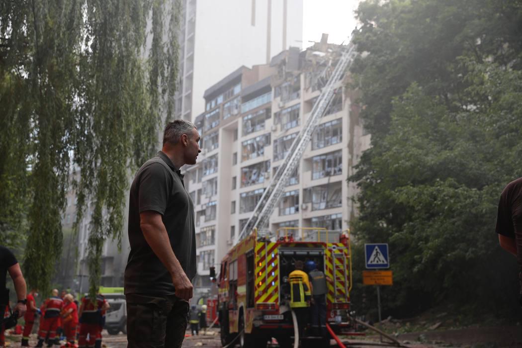 У київській багатоповерхівці, куди влучила ворожа ракета, рятувальники виявили одного загиблого / фото t.me/vitaliy_klitschko