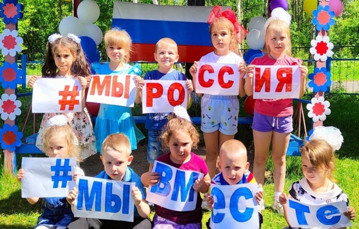 Вихованці дитсадка співають про те, що вони "скоро підростуть і в армію підуть" / фото: УП Вихованці дитсадка співають про те, що вони "скоро підростуть і в армію підуть" / фото: УП