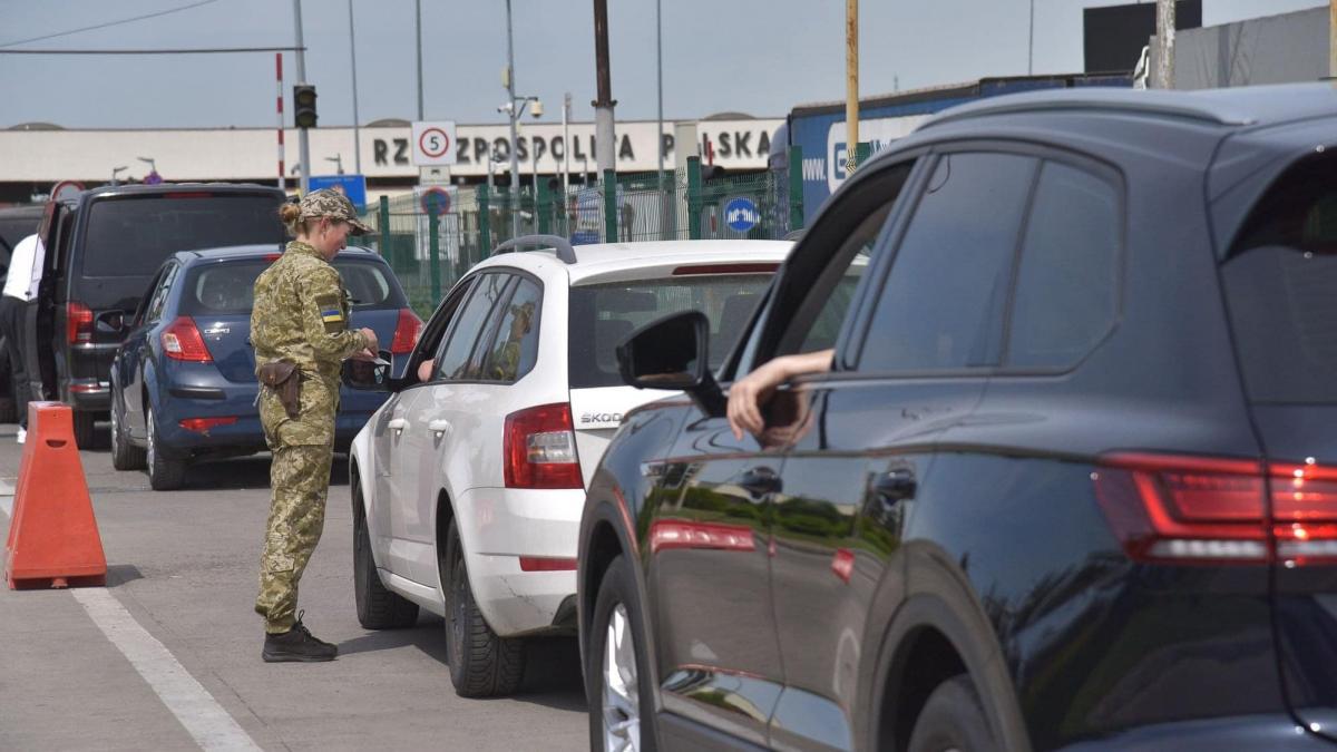 На польско-украинской границе образовался настоящий ажиотаж из-за отмены льготы на ввоз в Украину автомобилей на еврономерах / фото ГНСУ