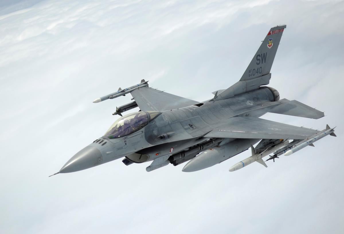 Винищувач F - 16 / фото US Air Force