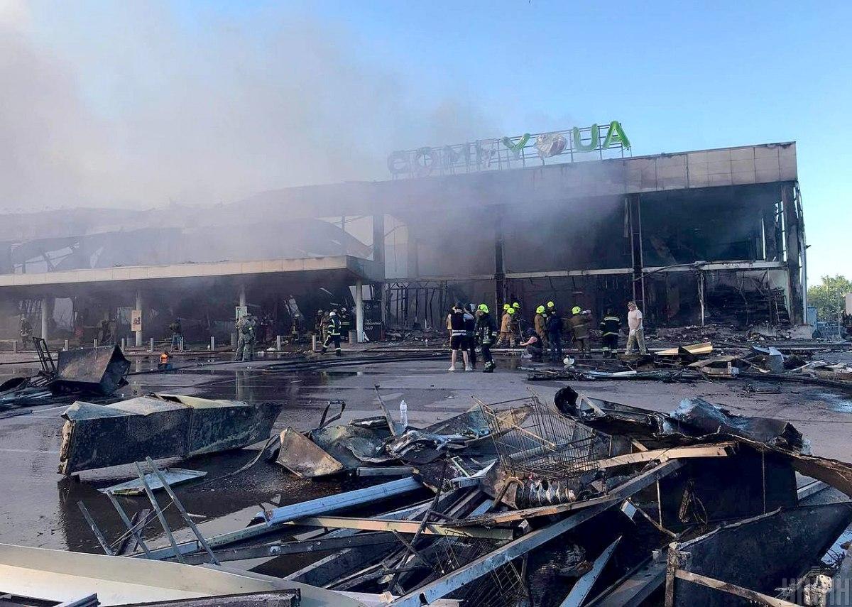 Оккупанты запустили ракеты по ТРЦ в Кременчуге / фото УНИАН Оккупанты запустили ракеты по ТРЦ в Кременчуге / фото УНИАН