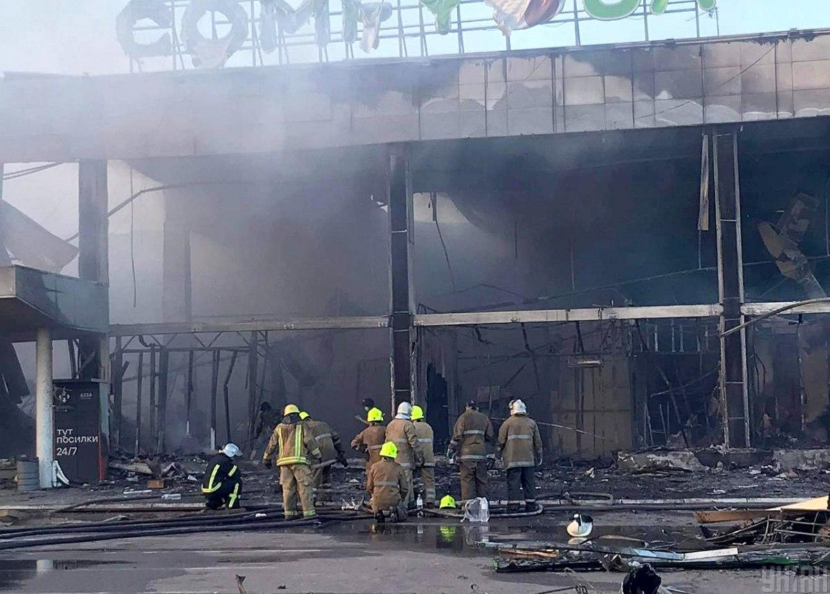 Стало известно, кто погиб во время атаки на ТЦ “Амстор” в Кременчуге / фото УНИАН Стало известно, кто погиб во время атаки на ТЦ “Амстор” в Кременчуге / фото УНИАН