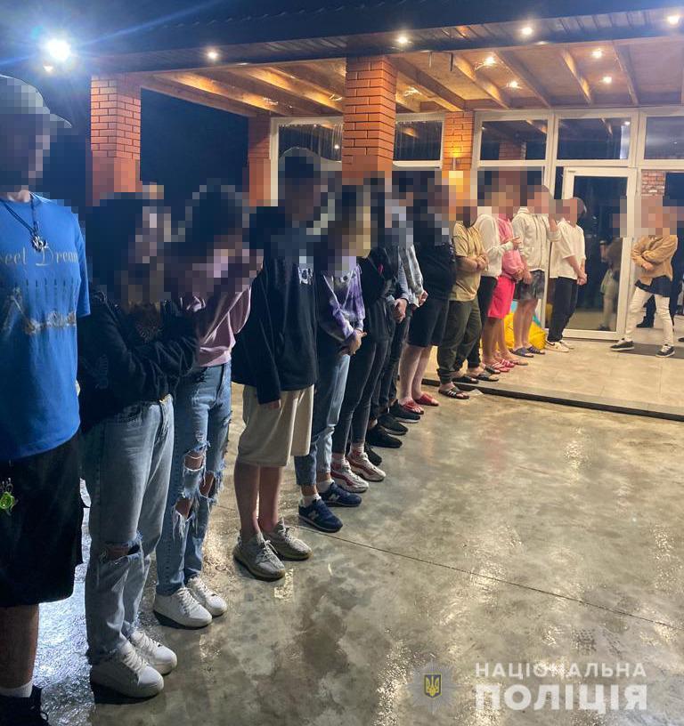 На момент появи правоохоронців у закладі перебувало 45 осіб / фото Нацполіція На момент появи правоохоронців у закладі перебувало 45 осіб / фото Нацполіція
