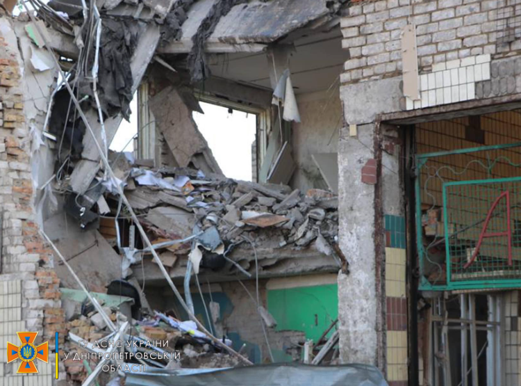 Через масований ракетний удар супротивника на Дніпропетровщині пошкоджено будівлі та багато машин / facebook.com/MNSDNE