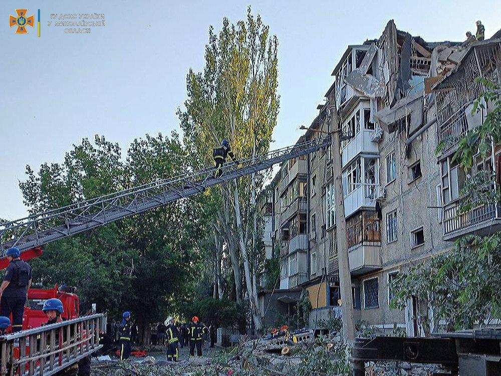Число жертв удара российской ракеты по дому в Николаеве возросла до шести человек / фото ГСЧС