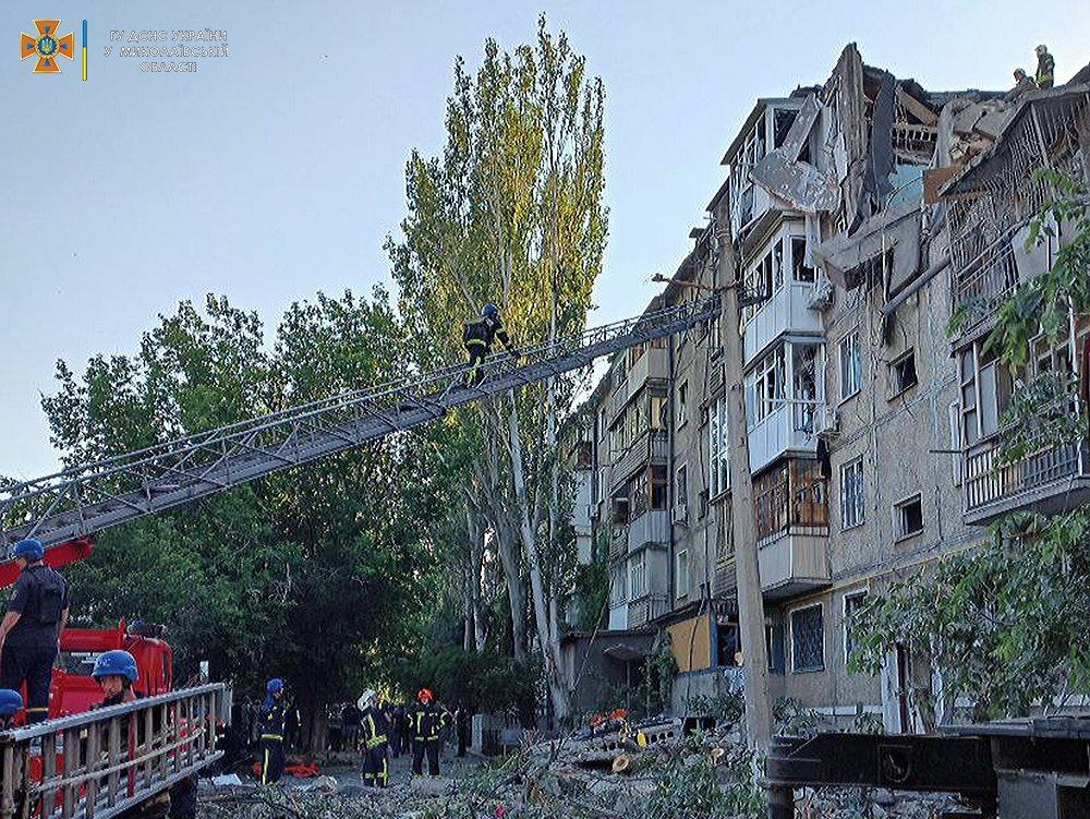 Последствия обстрелов в Николаеве / фото ГСЧС Последствия обстрелов в Николаеве / фото ГСЧС
