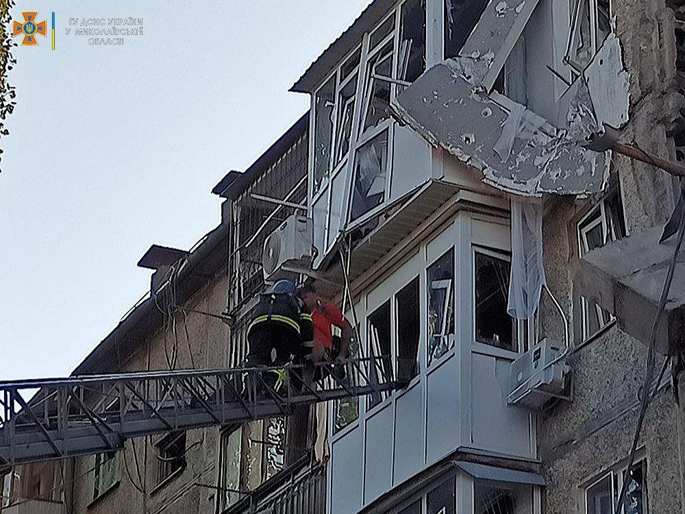 Последствия обстрелов Николаева российскими оккупантами / фото ГСЧС Последствия обстрелов Николаева российскими оккупантами / фото ГСЧС