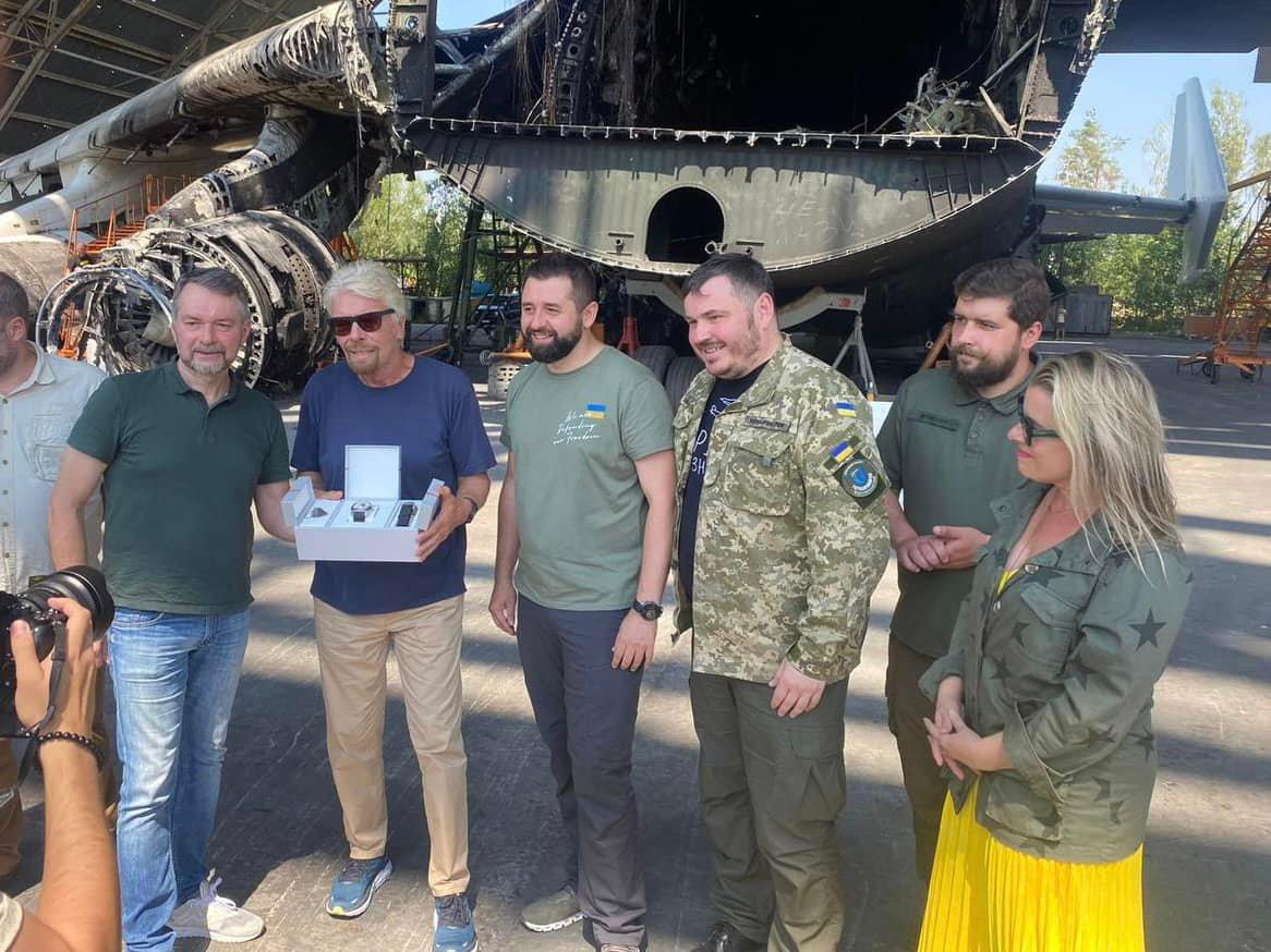 Річард Бренсон стоїть в окулярах з якимось подарунком в руках / фото facebook.com/dumenkotaras Річард Бренсон стоїть в окулярах з якимось подарунком в руках / фото facebook.com/dumenkotaras