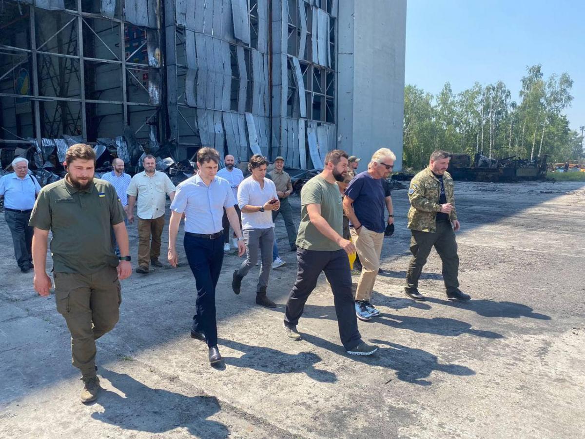 Мільярдер у сфері космічного туризму Бренсон відвідав Гостомель (фото) Мільярдер у сфері космічного туризму Бренсон відвідав Гостомель (фото)