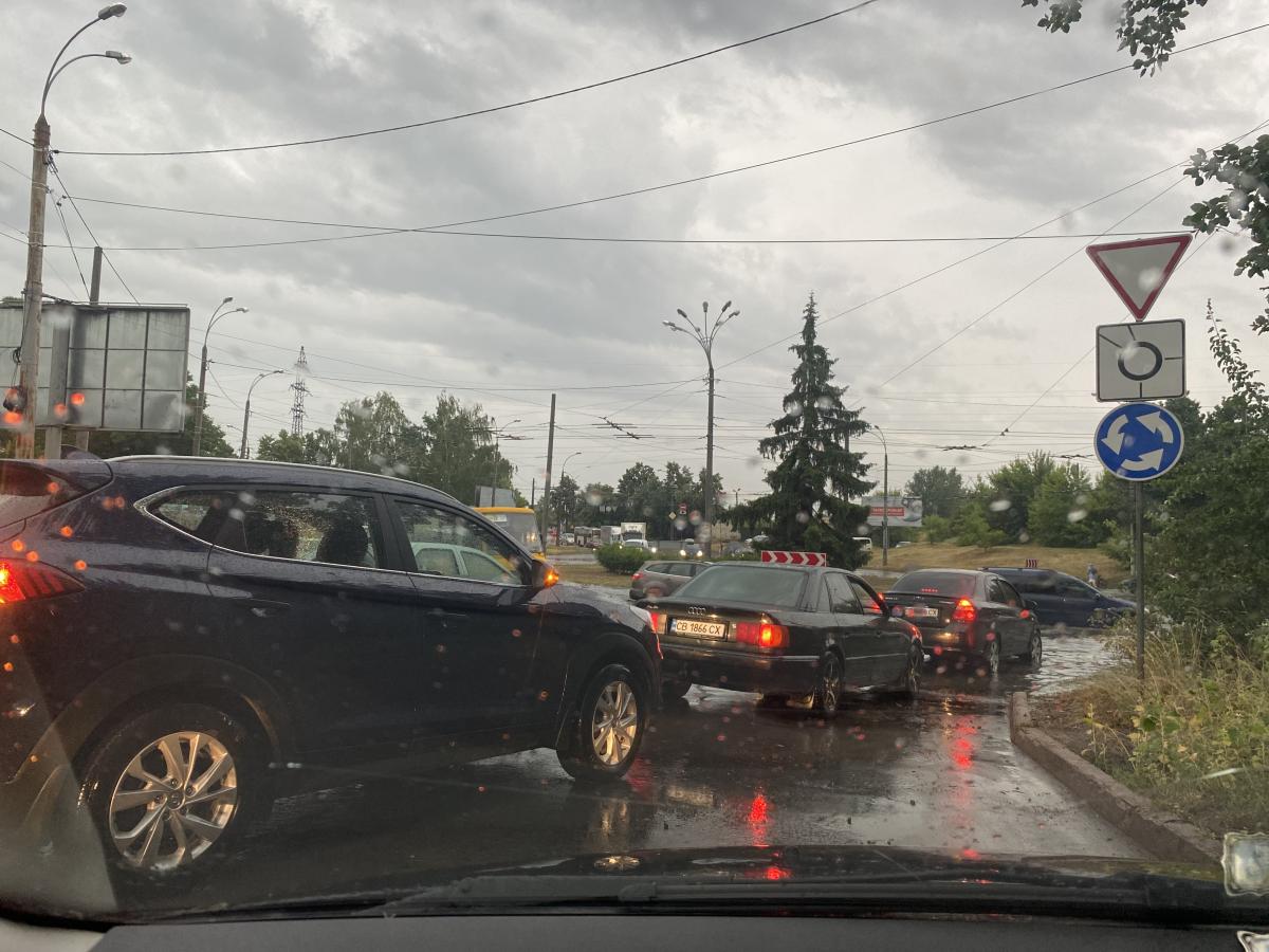 У Чернігові вулиці затопило / фото УНІАН, Ірина Синельник У Чернігові вулиці затопило / фото УНІАН, Ірина Синельник