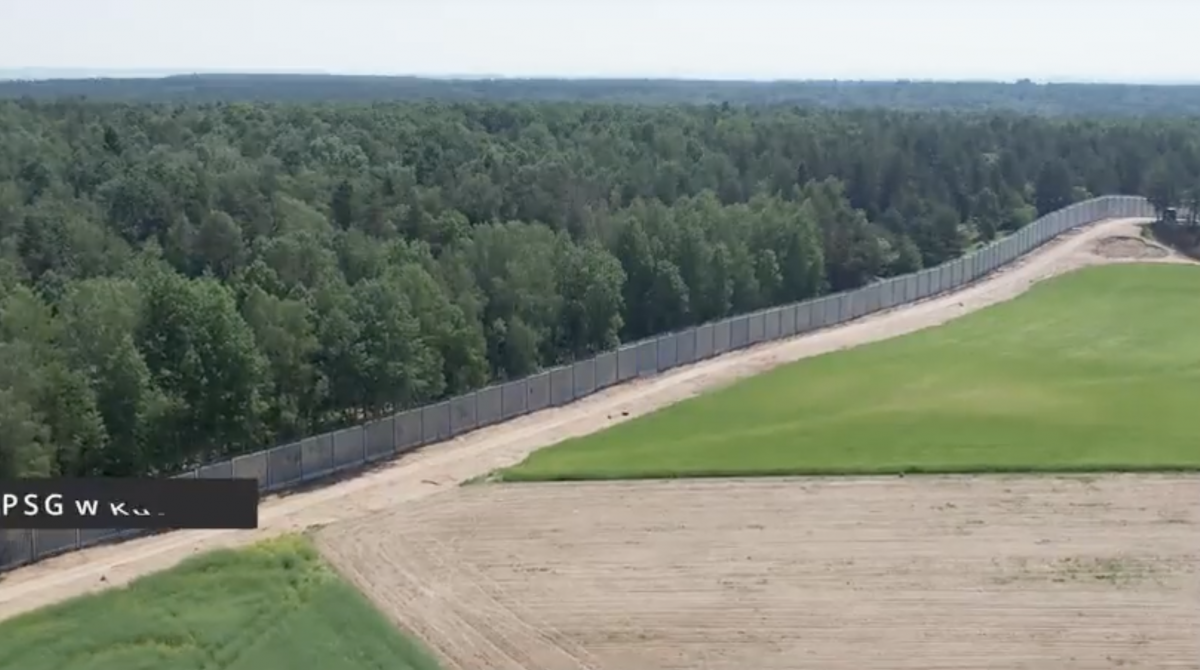 Так выглядит забор на границе Польши с Беларусью / Скриншот