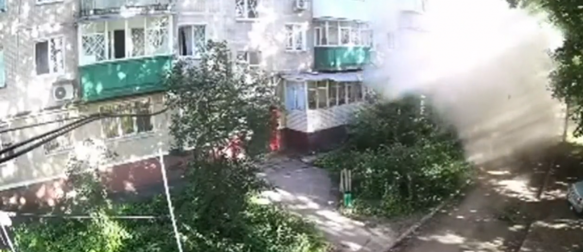Ракетний удар по рідному двору Фролової / Скріншот запису з камери відеоспостереження