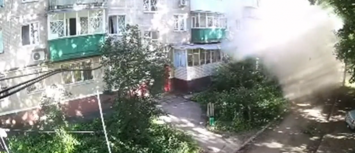 Ракетный удар по родному двору Фроловой / Скриншот записи с камеры видеонаблюдения Ракетный удар по родному двору Фроловой / Скриншот записи с камеры видеонаблюдения