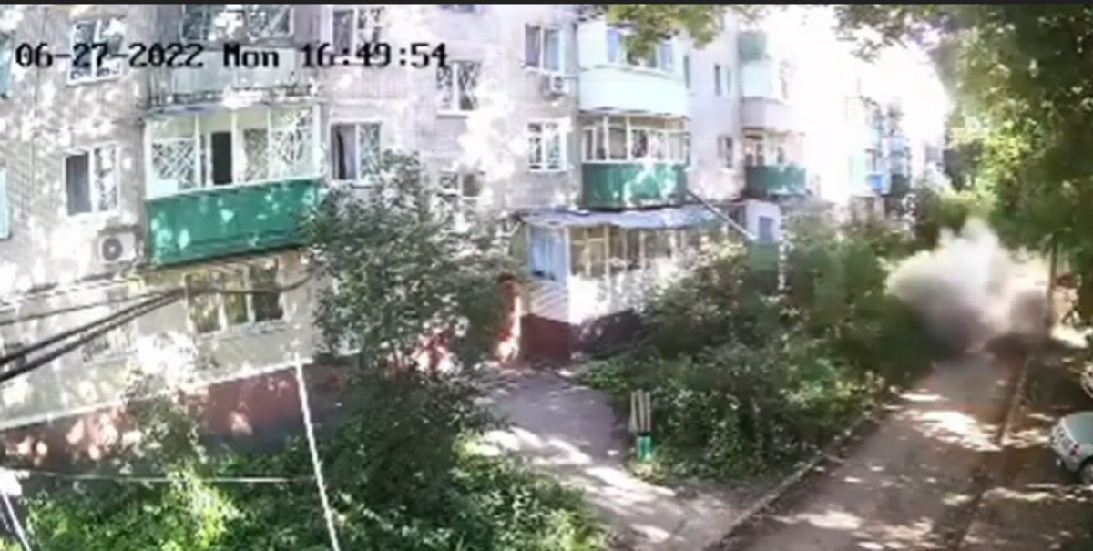 Момент попадання ракети / Скріншот запису з камери відеоспостереження