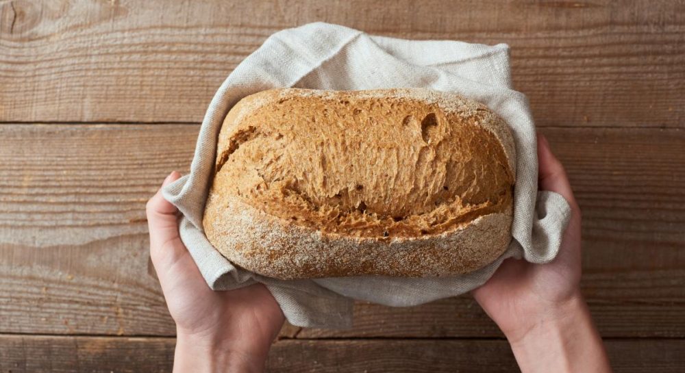 Как черствый хлеб снова сделать свежим: 7 способов