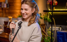 Зірка "Папіка" Петрожицька розплакалася від подарунка хлопця-іноземця (фото)