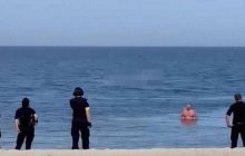 Виганяють з моря: в Одесі поліція "взялася" за безтурботних відпочивальників (відео)