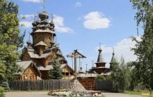 На Донеччине от обстрелов РФ загорелся деревянный скит Святогорской лавры УПЦ МП (фото, видео)