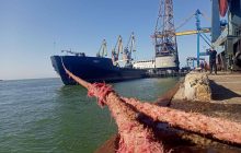 Оккупанты продолжают воровать металл из Мариуполя: в порт зашло второе судно