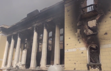 В Лисичанске в результате обстрела сгорел штаб гумпомощи, где прятались 40 человек (видео)